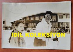YEŞİLÇAM'IN YILDIZI HÜLYA KOÇYİĞİT'İN ORİJİNAL 2'Lİ FOTOĞRAF SETİ - 18 x 12 cm EBADINDA - HÜLYA KOÇYİĞİT, KIZI GÜLŞAH ALKOÇLAR'LA BİRLİKTE KAYAK MERKEZİNDE EĞLENİRKEN ÇEKİLMİŞ 2 FARKLI KARE