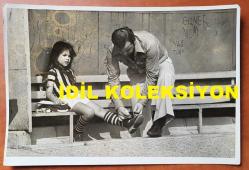 YEŞİLÇAM'IN YILDIZI HÜLYA KOÇYİĞİT'İN KIZI GÜLŞAH ALKOÇLAR'IN ORİJİNAL 2'Lİ FOTOĞRAF SETİ - 18 x 12 cm EBADINDA - GÜLŞAH ALKOÇLAR, FENERBAHÇE FORMASI GİYİP BABASI SELİM SOYDAN'LA BİRLİKTE FUTBOL SAHASINA GİRERKEN ÇEKİLMİŞ 2 FARKLI KARE