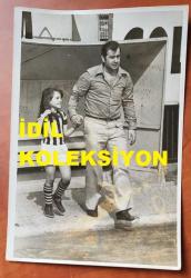 YEŞİLÇAM'IN YILDIZI HÜLYA KOÇYİĞİT'İN KIZI GÜLŞAH ALKOÇLAR'IN ORİJİNAL 2'Lİ FOTOĞRAF SETİ - 18 x 12 cm EBADINDA - GÜLŞAH ALKOÇLAR, FENERBAHÇE FORMASI GİYİP BABASI SELİM SOYDAN'LA BİRLİKTE FUTBOL SAHASINA GİRERKEN ÇEKİLMİŞ 2 FARKLI KARE