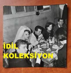 GÖKSEL ARSOY ve YEŞİLÇAM'IN YILDIZI HÜLYA KOÇYİĞİT'İN ORİJİNAL FOTOĞRAFI  - 12 x 12 cm EBADINDA - HÜLYA KOÇYİĞİT ve GÖKSEL ARSOY, FİLM ÇEKİMLERİ ARASINDA AYNI MASADA YEMEK YERLERKEN ÇEKİLMİŞ BİR KARE. 1960'LAR