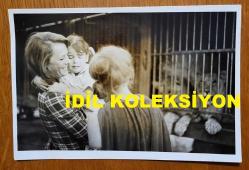 YEŞİLÇAM'IN YILDIZI HÜLYA KOÇYİĞİT'İN ORİJİNAL 2'Lİ FOTOĞRAF SETİ  - 18 x 12 cm EBADINDA - HÜLYA KOÇYİĞİT, KIZI GÜLŞAH ALKOÇLAR'LA BİRLİKTE HAYVANAT BAHÇESİNDE ASLANLARA BAKARKEN ÇEKİLMİŞ 2 FARKLI KARE