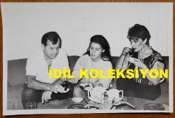 YEŞİLÇAM'IN YILDIZI HÜLYA KOÇYİĞİT'İN ORİJİNAL 2'Lİ FOTOĞRAF SETİ  - 18 x 12 cm EBADINDA - HÜLYA KOÇYİĞİT, EŞİ SELİM SOYDAN, KIZI GÜLŞAH ALKOÇLAR ve ARKADAŞLARI MEHMET ŞEHİRLİOĞLU'YLA BİRLİKTE OTURUP ÇAY İÇERKEN ÇEKİLMİŞ 2 FARKLI KARE. NİSAN 1984 (ENİS AYYILDIZ)