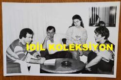 YEŞİLÇAM'IN YILDIZI HÜLYA KOÇYİĞİT'İN ORİJİNAL 2'Lİ FOTOĞRAF SETİ  - 18 x 12 cm EBADINDA - HÜLYA KOÇYİĞİT, EŞİ SELİM SOYDAN, KIZI GÜLŞAH ALKOÇLAR ve ARKADAŞLARI MEHMET ŞEHİRLİOĞLU'YLA BİRLİKTE OTURUP ÇAY İÇERKEN ÇEKİLMİŞ 2 FARKLI KARE. NİSAN 1984 (ENİS AYYILDIZ)