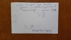 YEŞİLÇAM'IN YILDIZI HÜLYA KOÇYİĞİT'İN ORİJİNAL 2'Lİ FOTOĞRAF SETİ  - 18 x 12 cm EBADINDA - HÜLYA KOÇYİĞİT, EŞİ SELİM SOYDAN, KIZI GÜLŞAH ALKOÇLAR ve ARKADAŞLARI MEHMET ŞEHİRLİOĞLU'YLA BİRLİKTE OTURUP ÇAY İÇERKEN ÇEKİLMİŞ 2 FARKLI KARE. NİSAN 1984 (ENİS AYYILDIZ)