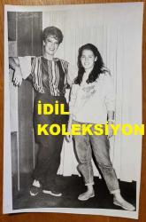 YEŞİLÇAM'IN YILDIZI HÜLYA KOÇYİĞİT'İN ORİJİNAL FOTOĞRAFI  - 18 x 12 cm EBADINDA - HÜLYA KOÇYİĞİT, KIZI GÜLŞAH ALKOÇLAR'LA BİRLİKTE AYAKTA HATIRA POZU VERİRKEN ÇEKİLMİŞ BİR KARE (ENİS AYYILDIZ)