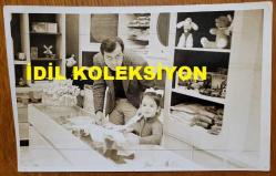 Efemera - YEŞİLÇAM'IN YILDIZI HÜLYA KOÇYİĞİT'İN KIZI GÜLŞAH ALKOÇLAR'IN ORİJİNAL FOTOĞRAFI  - 18 x 12 cm EBADINDA - GÜLŞAH ALKOÇLAR, BABASI SELİM SOYDAN'LA BİRLİKTE VAKİT GEÇİRİRKEN ÇEKİLMİŞ BİR KARE. 1973 - kitantik - kitaLog