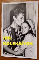 YEŞİLÇAM'IN YILDIZI HÜLYA KOÇYİĞİT'İN ORİJİNAL FOTOĞRAFI  - 18 x 12 cm EBADINDA - HÜLYA KOÇYİĞİT, KIZI GÜLŞAH ALKOÇLAR'A SARILIP ÖPERKEN ÇEKİLMİŞ BİR KARE