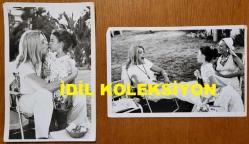 Yunanistan’ın ilk Sosyalist hükümeti’nin “Kültür ve Bilimler Bakanı Melina Merkuri Türkiye’ye geldi.Fotoğrafta,YEŞİLÇAM'IN YILDIZI HÜLYA KOÇYİĞİT'İN ORİJİNAL 2'Lİ FOTOĞRAF SETİ - 18 x 12 cm EBADINDA - HÜLYA KOÇYİĞİT, KIZI GÜLŞAH ALKOÇLAR ve MİSAFİRİYLE BİRLİKTE BAHÇEDE ZAMAN GEÇİRİRKEN ÇEKİLMİŞ 2 FARKLI KARE. 1973