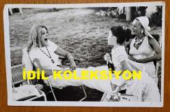 Yunanistan’ın ilk Sosyalist hükümeti’nin “Kültür ve Bilimler Bakanı Melina Merkuri Türkiye’ye geldi.Fotoğrafta,YEŞİLÇAM'IN YILDIZI HÜLYA KOÇYİĞİT'İN ORİJİNAL 2'Lİ FOTOĞRAF SETİ - 18 x 12 cm EBADINDA - HÜLYA KOÇYİĞİT, KIZI GÜLŞAH ALKOÇLAR ve MİSAFİRİYLE BİRLİKTE BAHÇEDE ZAMAN GEÇİRİRKEN ÇEKİLMİŞ 2 FARKLI KARE. 1973