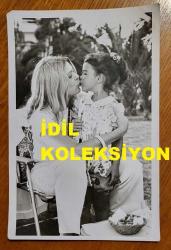 Yunanistan’ın ilk Sosyalist hükümeti’nin “Kültür ve Bilimler Bakanı Melina Merkuri Türkiye’ye geldi.Fotoğrafta,YEŞİLÇAM'IN YILDIZI HÜLYA KOÇYİĞİT'İN ORİJİNAL 2'Lİ FOTOĞRAF SETİ - 18 x 12 cm EBADINDA - HÜLYA KOÇYİĞİT, KIZI GÜLŞAH ALKOÇLAR ve MİSAFİRİYLE BİRLİKTE BAHÇEDE ZAMAN GEÇİRİRKEN ÇEKİLMİŞ 2 FARKLI KARE. 1973