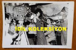 GÖKSEL ARSOY ve YEŞİLÇAM'IN YILDIZI HÜLYA KOÇYİĞİT'İN ORİJİNAL FOTOĞRAFI - 18 x 12 cm EBADINDA - HÜLYA KOÇYİĞİT ve GÖKSEL ARSOY BİR FİLM SAHNESİNDE AYNI KAREDELER