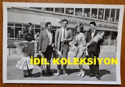 EDİZ HUB ve YEŞİLÇAM'IN YILDIZI HÜLYA KOÇYİĞİT'İN ORİJİNAL FOTOĞRAFI - 18 x 12 cm EBADINDA - HÜLYA KOÇYİĞİT, EDİZ HUN ve CEVAT KURTULUŞ, HAVA LİMANINDA BİRLİKTE POZ VERİRLERKEN ÇEKİLMİŞ BİR HATIRA FOTOĞRAFI