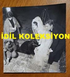 GÖKSEL ARSOY ve YEŞİLÇAM'IN YILDIZI HÜLYA KOÇYİĞİT'İN ORİJİNAL FOTOĞRAFI - 12 x 12 cm EBADINDA - HÜLYA KOÇYİĞİT ve GÖKSEL ARSOY BİR FİLM SAHNESİNDE AYNI KAREDE. 1960'LAR