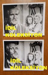 HULUSİ KENTMEN ve YEŞİLÇAM'IN YILDIZI HÜLYA KOÇYİĞİT'İN TELEVİZYON EKRANINDAN ÇEKİLME 2'Lİ AJANS-BASIN FOTOĞRAFI SETİ - 12 x 9 cm EBADINDA -''ZEHRA'' FİLMİNDEN