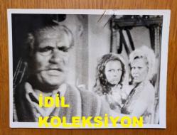 HULUSİ KENTMEN ve YEŞİLÇAM'IN YILDIZI HÜLYA KOÇYİĞİT'İN TELEVİZYON EKRANINDAN ÇEKİLME 2'Lİ AJANS-BASIN FOTOĞRAFI SETİ - 12 x 9 cm EBADINDA -''ZEHRA'' FİLMİNDEN