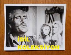 HULUSİ KENTMEN ve YEŞİLÇAM'IN YILDIZI HÜLYA KOÇYİĞİT'İN TELEVİZYON EKRANINDAN ÇEKİLME 2'Lİ AJANS-BASIN FOTOĞRAFI SETİ - 12 x 9 cm EBADINDA -''ZEHRA'' FİLMİNDEN