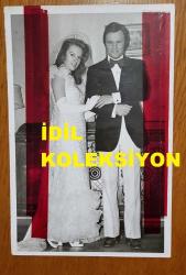 EDİZ HUN ve YEŞİLÇAM'IN YILDIZI HÜLYA KOÇYİĞİT'İN ORİJİNAL FOTOĞRAFI - 18 x 12 cm EBADINDA - HÜLYA KOÇYİĞİT ve EDİZ HUN, GELİNLİK ve DAMATLIKLA POZ VERİRLERKEN ÇEKİLMİŞ BİR KARE