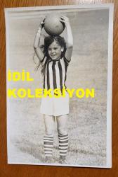 YEŞİLÇAM'IN YILDIZI HÜLYA KOÇYİĞİT'İN KIZI GÜLŞAH ALKOÇLAR'IN ORİJİNAL FOTOĞRAFI - 18 x 12 cm EBADINDA - GÜLŞAN ALKOÇLAR, BABASI SELİM SOYDAN'IN GİYDİRDİĞİ FENERBAHÇE FORMASIYLA SAHADA TOP OYNARKEN ÇEKİLMİŞ BİR KARE