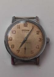 ANTİKA İSVİÇRE MALI ATOMİK KURMALI ERKEK KOL SAATİ. ÇALIŞIYOR. FOTOĞRAFTA GÖRÜLDÜĞÜ GİBİDİR KOLEKSİYONLUK NADİR