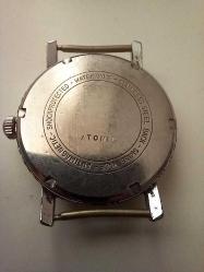 ANTİKA İSVİÇRE MALI ATOMİK KURMALI ERKEK KOL SAATİ. ÇALIŞIYOR. FOTOĞRAFTA GÖRÜLDÜĞÜ GİBİDİR KOLEKSİYONLUK NADİR