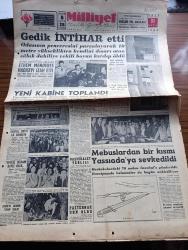 Milliyet Gazetesi - Turkish Newspaper - 31 Mayıs 1960 - Namık Gedik intihar etti - Namık Gedik'in oda arkadaşı Ethem Menderes intihar hadisesini izah etti fotoğraf - Namık Gedik'in kendini 10 metre aşağıya atarken parçaladığı cam görülüyor Fotoğrafı - Orgeneral Cemal Gürsel ve vekillerden bir kısmı kendilerine tezahürat yapan halkı pencereden selamlıyor - Selim Sarper ile Fatin Rüştü Zorlu görüştü - yabancı basın ihtilal dediğin böyle olur - mebuslardan bir kısmı Yassıada'ya sevk edildi - Şemi Ergin Namık Gedik için Allah taksiratını affetsin dedi - intihar yazan Çetin Altan - Hürriyet mücadelemiz 27 Nisan 27 Mayıs Yazı Dizisi - Davutpaşa ve Rami kışlalarındaki genç kız Serap Ok Fotoğrafı - Samim Bahri ve Cenap Galatasarayla anlaştı fotoğraflar - güreş milli takımımız Bulgaristan'a gidiyor - askeri Vali Refik Tulga Dün Taşlıtarlayı gezdi Fotoğrafı - gençlere karşı sahte polis de kullanılmış - Abdülcanbaz'ın maceraları çizen Turhan Selçuk - Adnan Menderes'in Dün hususi dairesi açıldı