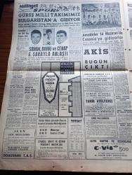 Milliyet Gazetesi - Turkish Newspaper - 31 Mayıs 1960 - Namık Gedik intihar etti - Namık Gedik'in oda arkadaşı Ethem Menderes intihar hadisesini izah etti fotoğraf - Namık Gedik'in kendini 10 metre aşağıya atarken parçaladığı cam görülüyor Fotoğrafı - Orgeneral Cemal Gürsel ve vekillerden bir kısmı kendilerine tezahürat yapan halkı pencereden selamlıyor - Selim Sarper ile Fatin Rüştü Zorlu görüştü - yabancı basın ihtilal dediğin böyle olur - mebuslardan bir kısmı Yassıada'ya sevk edildi - Şemi Ergin Namık Gedik için Allah taksiratını affetsin dedi - intihar yazan Çetin Altan - Hürriyet mücadelemiz 27 Nisan 27 Mayıs Yazı Dizisi - Davutpaşa ve Rami kışlalarındaki genç kız Serap Ok Fotoğrafı - Samim Bahri ve Cenap Galatasarayla anlaştı fotoğraflar - güreş milli takımımız Bulgaristan'a gidiyor - askeri Vali Refik Tulga Dün Taşlıtarlayı gezdi Fotoğrafı - gençlere karşı sahte polis de kullanılmış - Abdülcanbaz'ın maceraları çizen Turhan Selçuk - Adnan Menderes'in Dün hususi dairesi açıldı