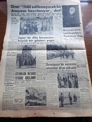Milliyet Gazetesi - Turkish Newspaper - 31 Mayıs 1960 - Namık Gedik intihar etti - Namık Gedik'in oda arkadaşı Ethem Menderes intihar hadisesini izah etti fotoğraf - Namık Gedik'in kendini 10 metre aşağıya atarken parçaladığı cam görülüyor Fotoğrafı - Orgeneral Cemal Gürsel ve vekillerden bir kısmı kendilerine tezahürat yapan halkı pencereden selamlıyor - Selim Sarper ile Fatin Rüştü Zorlu görüştü - yabancı basın ihtilal dediğin böyle olur - mebuslardan bir kısmı Yassıada'ya sevk edildi - Şemi Ergin Namık Gedik için Allah taksiratını affetsin dedi - intihar yazan Çetin Altan - Hürriyet mücadelemiz 27 Nisan 27 Mayıs Yazı Dizisi - Davutpaşa ve Rami kışlalarındaki genç kız Serap Ok Fotoğrafı - Samim Bahri ve Cenap Galatasarayla anlaştı fotoğraflar - güreş milli takımımız Bulgaristan'a gidiyor - askeri Vali Refik Tulga Dün Taşlıtarlayı gezdi Fotoğrafı - gençlere karşı sahte polis de kullanılmış - Abdülcanbaz'ın maceraları çizen Turhan Selçuk - Adnan Menderes'in Dün hususi dairesi açıldı
