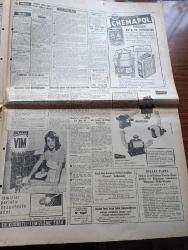 Milliyet Gazetesi - 9 Aralık 1963 - İsmet İnönü durum bugün belli olacak dedi - taşra'dan İstanbul'a gelenlerin nispeti harita - İstanbul'a 5 yılda 238 bin kişi akın etti - Adalet Partisi Nuri Eroğan için itiraza hazırlanıyor - askeri konsorsiyum kurulması istiyoruz - Makarios anayasa tadili iç iştir diyor - sık sık tedbil gezen Tayland başbakanı Sarit Thanarat öldü - hayali ham yazan Çetin Altan - Abdülcanbaz'ın maceraları karikatür çizen Turhan Selçuk - İstanbul Münih Türk vagonunda yolcular donuyor - büyük tarihi roman siyah laleler yazan Ragıp Şevki Yeşim Yazı Dizisi - Hoffman'ın masalları operasında bebek Olympia'nın bir sahnesi Fotoğrafı - Spartaküs filmi Harbiye Konak Beyoğlu Atlas Fatih renk sinemalarında - Galatasaray Göztepe defansını aşamadı Fotoğrafı - Fenerbahçe dün Belfasta hareket etti - İzmirspor Beşiktaş'ı yendi 1 0 - Galatasaray'da Gündüz Kılıç idare heyeti ile ihtilafta - Spor Toto neticeleri - güreşçilerimiz Rusya maçı için ümitliler - Müslihittin Yılmazmete Foto