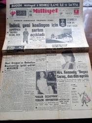 Milliyet Gazetesi - Turkish Newspaper - 8 Aralık 1963 - Cemal Gürsel'in başbakanlık teklifinden sonra İsmet İnönü yeni koalisyon için şartını açıkladı - Ragıp Gümüşpala hayırlı olsun dedi - CHP Meclisi de hükümet kurmamak kararı aldı - İstanbul'a yılın ilk karı yağdı - Almanya özel muhabirimiz Örsan Öymen bildiriyor Köln'de katil zanlısı bir Türk aranıyor - CHP'den ihraç edilen Avni Doğan İsmet İnönü'yü isbata davet etti - Nuri Eroğan'ın Belediye başkanlığı iptal edildi - Mrs. Kennedy beyaz saray'dan Dün ayrıldı - Çerden çöpten yazan Çetin Altan - siyah laleler yazan Ragıp Şevki Yeşim Yazı Dizisi - İstanbul Ankara Radyosu Programı - hem Doktor hem TV yıldızı hem de kraliçe Rosella Risi Fotoğrafı - Kirk Douglas ve Jean Simmons spartaküs'ün bir sahnesinde Fotoğrafı - Galatasaray Demirspor'u 1 0 mağlup edebildi Fotoğrafı - Fenerbahçe Linfield ile maç yapmak üzere Belfasta gidiyor - Beykoz'da yenilen Göztepe artık namağlup değil Fotoğraf - milliyet Spor kervanı Darüşşafaka'da Fotoğrafı