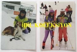 NAZAN ŞORAY'IN ORİJİNAL 2'Lİ FOTOĞRAF SETİ - 17,5 x 12,5 cm EBADINDA - NAZAN ŞORAY, ULUDAĞ'DA KAYAK MERKEZİNDE BAL İSİMLİ KÖPEĞİYLE ve KAYAK EĞİTMENİYLE POZ VERİRKEN ÇEKİLMİŞ 2 FARKLI KARE. 28 ŞUBAT 1991