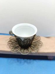 P19----GÜMÜŞ RENGİ TELKARİ İŞÇİLİK ZARF VE KAHVE FİNCANI