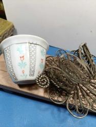 P19----GÜMÜŞ RENGİ TELKARİ İŞÇİLİK ZARF VE KAHVE FİNCANI