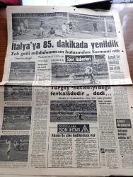 Akşam Gazetesi - Turkish Newspaper - 28 Mart 1963 - Celal Bayar hastaneye alındı - Ankara'da kanlı çarpışmalar - Celal Bayar'ın raporu incelenecek - son olayları protesto için Ankara'da yapılan dünkü nümayişte kendilerine milliyetçi gençlik adı veren üniversiteliler çatıştılar Fotoğrafı - 30 yaralı var partide ele geçen silahlara el kondu - İsmet İnönü kumandanlarla görüştü - Adalet Partisi genel merkezi hücuma uğradı fotoğraf - Adalet Partisi yönetim kurulu'nda partinin feshi istendi - Devlet planlama teşkilatı müsteşarı Ziya Müezzinoğlu 1,5 milyon işsiz insan var dedi - sağlık Bakanı Fethi Çelikbaş şimdi de zeytinyağı ithal edilecek dedi - Karaoğlan'ın maceraları Semerkant casusu yazan ve çizen Suat Yalaz - Son Akın yazan Bekir Büyükarkın Yazı Dizisi - Docteur Renaud Paris parfüm - İtalya'ya 85. Dakikada yenildik - Sormani sol ayağı ile altı pastan kalemize golü atıyor Fotoğrafı - Foto Robotla gol -  Turgay Şeren netice iyi değil fevkaladedir dedi - Adana'da şike dedikodusu var