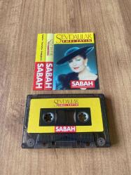 Emel Sayın - Sevdalılar Kağıt Baskı Kaset ( İşaretli fotoğrafta, kartonette yazı var )