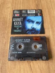 Ahmet Kaya - Yıldızlar Ve Yakamoz Kaset ( İşaretli fotoğrafta, kartonet kulakçıkta küçük deformasyon var )