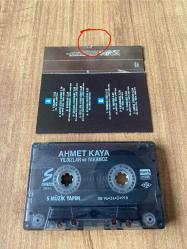 Ahmet Kaya - Yıldızlar Ve Yakamoz Kaset ( İşaretli fotoğrafta, kartonet kulakçıkta küçük deformasyon var )