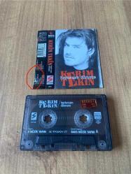Kerim Tekin - Haykırsam Dünyaya Kaset ( İşaretli fotoğrafta, kartonet kulakçıkta küçük deformasyon var )