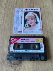 Mine Koşan - Şaka Yaptım - Gelme Kağıt Baskı Kaset ( İşaretli fotoğraflarda, kaset üstündeki etikette küçük deformasyon var )