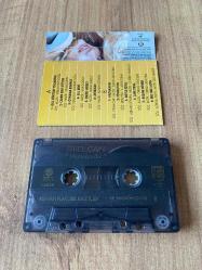 Sibel Can - Hatırasıdır Kaset ( İşaretli fotoğrafta, kartonet sayfa birleşim yerinde bant var )
