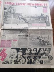 Günaydın Gazetesi - Turkish Newspaper - 4 Mart 1974 - Paris'te düşen Türk Hava Yolları uçağında 347 kişi öldü - 12 kilometre ötede bile cesetler bulundu fotoğraf - ölen kaptan Nejat Berköz Fotoğrafı - Ölen Hostes Semra Hıdır Fotoğrafı - olay yerine giden Paris radyosu muhabiri anlattı ağaçların dallarından cesetler sarkıyordu - Ankara uçağını 300 milyon liraya almıştık - Tepebaşı Cumhuriyet Night Club - Çin Night Club'de dansların taçsız kraliçesi İpek Güler - Londra Camping Ancelo - Dördüncü Türk Yunan rallisini bu defa Türk ekibi kazandı - Yol İş Federasyonu Başkanı Halit Mısırlıoğlu Türk İş'e uyarı yaptı - Süleyman Demirel'in televizyon konuşması meselesi - Suriye İsrail ile kısa zamanda barış masasına oturmak istiyor - Enver Sedat'ın Mısır'a davet ettiği Nixon'un Ortadoğu'da büyük bir geziye çıkacağı açıklandı - Dört Filistinli gerillanın kaçırdığı uçak Amsterdam havaalanına indiği sırada cayır cayır yandı - Fenerbahçe Galatasaray'ın işini bitirdi 2 1 Fotoğrafı - Ayhan Işık