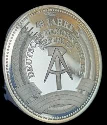Doğu Almanya 1990 yılı Almanya'nın 40 yıl anısına Opera binası Gümüş kaplama madalyon 17.50g 35mm