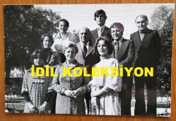 YEŞİLÇAM'IN YILDIZI HÜLYA KOÇYİĞİT'İN ORİJİNAL FOTOĞRAFI  - 14 x 9 cm EBADINDA - HÜLYA KOÇYİĞİT, RAUF DENKTAŞ ve AİLESİYLE BİRLİKTE TOPLUCA HATIRA POZU VERİRKEN ÇEKİLMİŞ BİR KARE. KASIM 1974