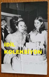 YEŞİLÇAM'IN YILDIZI HÜLYA KOÇYİĞİT'İN ORİJİNAL FOTOĞRAFI  - 18 x 12 cm EBADINDA - HÜLYA KOÇYİĞİT, KARDEŞİ NİLÜFER KOÇYİĞİT'LE BİRLİKTE DOĞUM GÜNÜ PASTASINA ÜFLERKEN ÇEKİLMİŞ BİR KARE