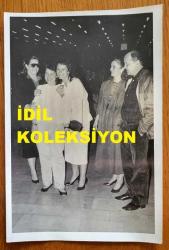 YEŞİLÇAM'IN YILDIZI HÜLYA KOÇYİĞİT'İN ORİJİNAL FOTOĞRAFI  - 18 x 12 cm EBADINDA - HÜLYA KOÇYİĞİT, KIZI GÜLŞAH ALKOÇLAR ve EŞİ SELİM SOYDAN'LA AYNI KAREDE. 4 NİSAN 1986