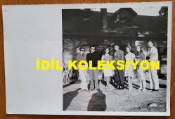 YEŞİLÇAM'IN YILDIZI HÜLYA KOÇYİĞİT'İN ORİJİNAL FOTOĞRAFI  - 18 x 12 cm EBADINDA - HÜLYA KOÇYİĞİT, ÖNDER SOMER, TANJU GÜRSU, PERVİN PAR ve KARDEŞİ NİLÜFER KOÇYİĞİT'LE TOPLUCA POZ VERİRKEN ÇEKİLMİŞ BİR KARE