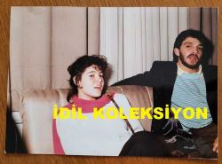 YEŞİLÇAM'IN YILDIZI HÜLYA KOÇYİĞİT'İN KIZI GÜLŞAH ALKOÇLARIN ORİJİNAL FOTOĞRAFI  - 18 x 13 cm EBADINDA - GÜLŞAH ALKOÇLAR, EŞİ ENDER ALKOÇLAR'LA NİŞANLANMA SÜRECİNDEYKEN ÇEKİLMİŞ NET KALİTEDE BİR FOTOĞRAF... ÖZEL ARŞİV. 19 ŞUBAT 1986