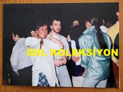 HAYAL DAVRAN'IN ORİJİNAL FOTOĞRAFI  - 18 x 13 cm EBADINDA - ADNAN ŞENSES'İN ESKİ EŞİ HAYAL DAVRAN, ULUDAĞ'DAKİ BİR DİSKOTEKTE GÜLŞAH ALKOÇLAR ve EŞİ ENDER ALKOÇLAR'LA BİRLİKTE EĞLENİRKEN ÇEKİLMİŞ NET KALİTEDE BİR FOTOĞRAF... ÖZEL ARŞİV