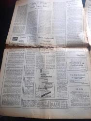 Cumhuriyet Gazetesi - Turkish Newspaper - 12 Eylül 1980 - parlamento bir hükümet feshedildi - silahlı kuvvetler yönetime el koydu - genelkurmay ve Milli Güvenlik konseyi Başkanı Orgeneral Kenan Evren bugün saat 13.00'te Radyo ve televizyondan halka hitap edecek - parlamento üyelerinin dokunulmazlıkları kaldırıldı - teröristlere silah sağlayan bir örgüt ele geçirildi Fotoğrafı - terörün getirdiği yeni yaşam yazan Yalçın Pekşen - dünyada bugün yazan Ali Sirmen - İhsan Sabri'nin eski dosyaları yazan İlhan Selçuk - tarihi yapan kim yazan Melih Cevdet Anday - TÜSİAD üretimdeki yavaşlama kronikleşmiştir - belalı sevgili filminde Burt Reynolds Fotoğrafı - modern eğitim fen dershanesi - radyo ve televizyon programı - Sine Sen mersin'deki silahlı saldırıyı protesto etti - Galatasaray savunma üzerine çalıştı - milli takım baş antrenörü Sabri kiraz - Binicilikte iki bronz kazandık - unutulan Ankara yazan Hıncal Uluç - bombalı pankartlar nedeniyle dün de 5 polis yaralandı - Müşerref Hekimoğlu