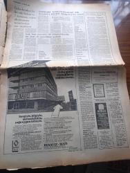 Cumhuriyet Gazetesi - Turkish Newspaper - 12 Eylül 1980 - parlamento bir hükümet feshedildi - silahlı kuvvetler yönetime el koydu - genelkurmay ve Milli Güvenlik konseyi Başkanı Orgeneral Kenan Evren bugün saat 13.00'te Radyo ve televizyondan halka hitap edecek - parlamento üyelerinin dokunulmazlıkları kaldırıldı - teröristlere silah sağlayan bir örgüt ele geçirildi Fotoğrafı - terörün getirdiği yeni yaşam yazan Yalçın Pekşen - dünyada bugün yazan Ali Sirmen - İhsan Sabri'nin eski dosyaları yazan İlhan Selçuk - tarihi yapan kim yazan Melih Cevdet Anday - TÜSİAD üretimdeki yavaşlama kronikleşmiştir - belalı sevgili filminde Burt Reynolds Fotoğrafı - modern eğitim fen dershanesi - radyo ve televizyon programı - Sine Sen mersin'deki silahlı saldırıyı protesto etti - Galatasaray savunma üzerine çalıştı - milli takım baş antrenörü Sabri kiraz - Binicilikte iki bronz kazandık - unutulan Ankara yazan Hıncal Uluç - bombalı pankartlar nedeniyle dün de 5 polis yaralandı - Müşerref Hekimoğlu