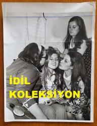 YEŞİLÇAM'IN YILDIZI HÜLYA KOÇYİĞİT'İN ORİJİNAL BÜYÜK BOY FOTOĞRAFI  - 24 x 18 cm EBADINDA - HÜLYA KOÇYİĞİT, ANNESİ MELEK KOÇYİĞİT ve KARDEŞİ FERYAL KOÇYİĞİT'LE BİRLİKTE KARDEŞİ NİLÜFER KOÇYİĞİT'İ ÖPERKEN ÇEKİLMİŞ BİR AİLE FOTOĞRAFI